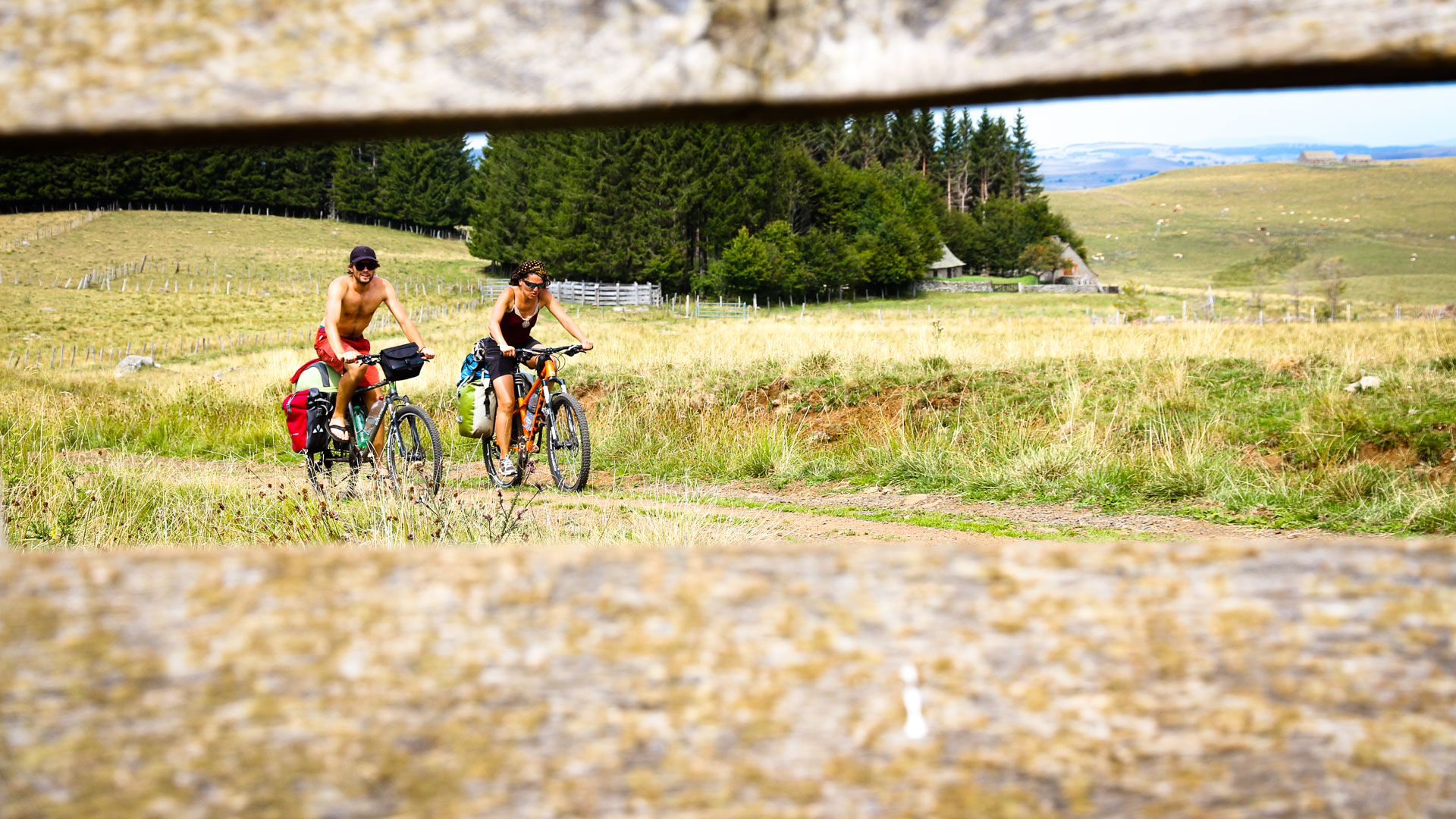 2 vététistes voyageant sur le plateau de l'Aubrac