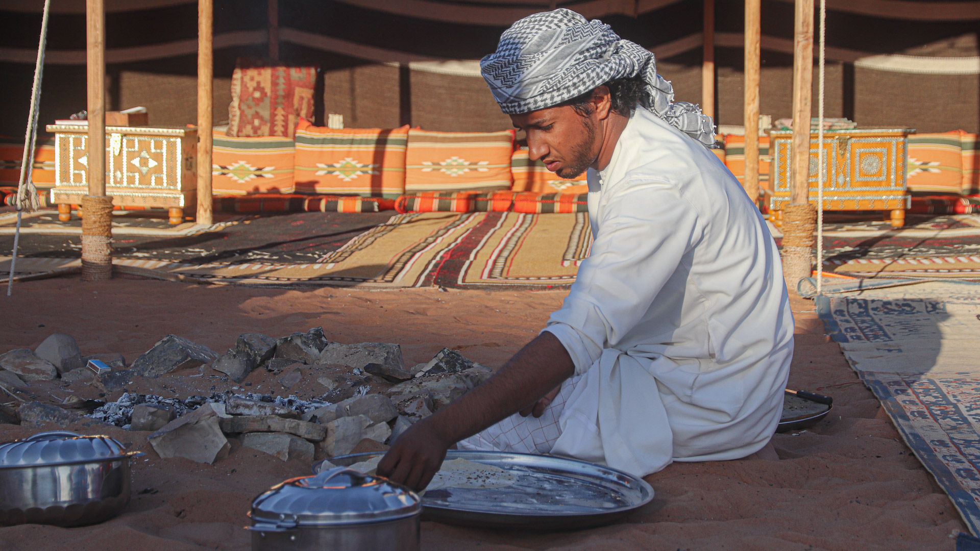 fabrication de galettes dans le sable à Oman