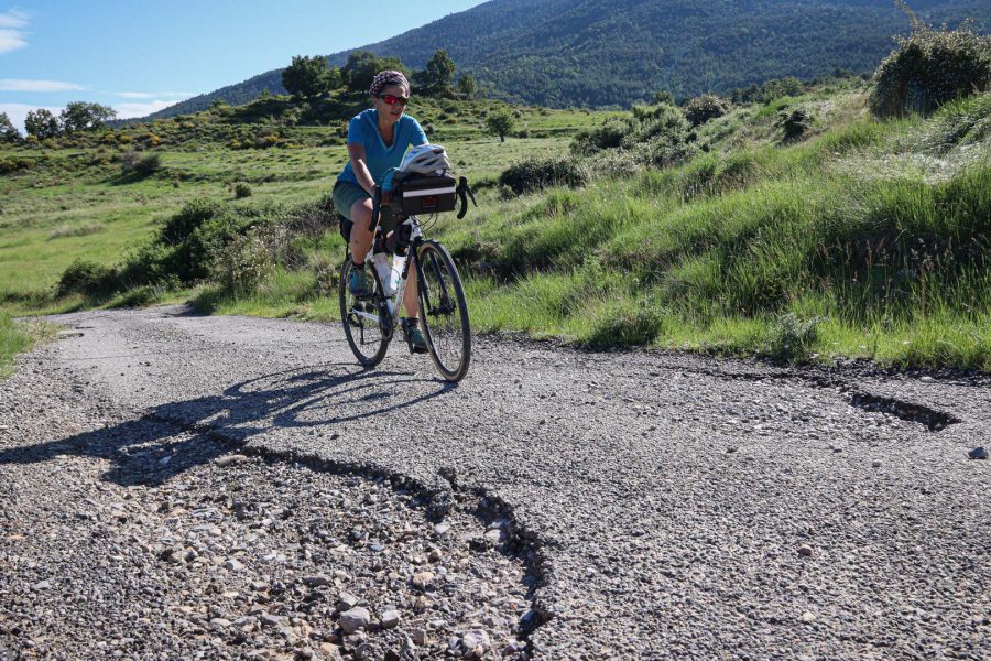 vélo gravel sur une petite route du pays du Verdon