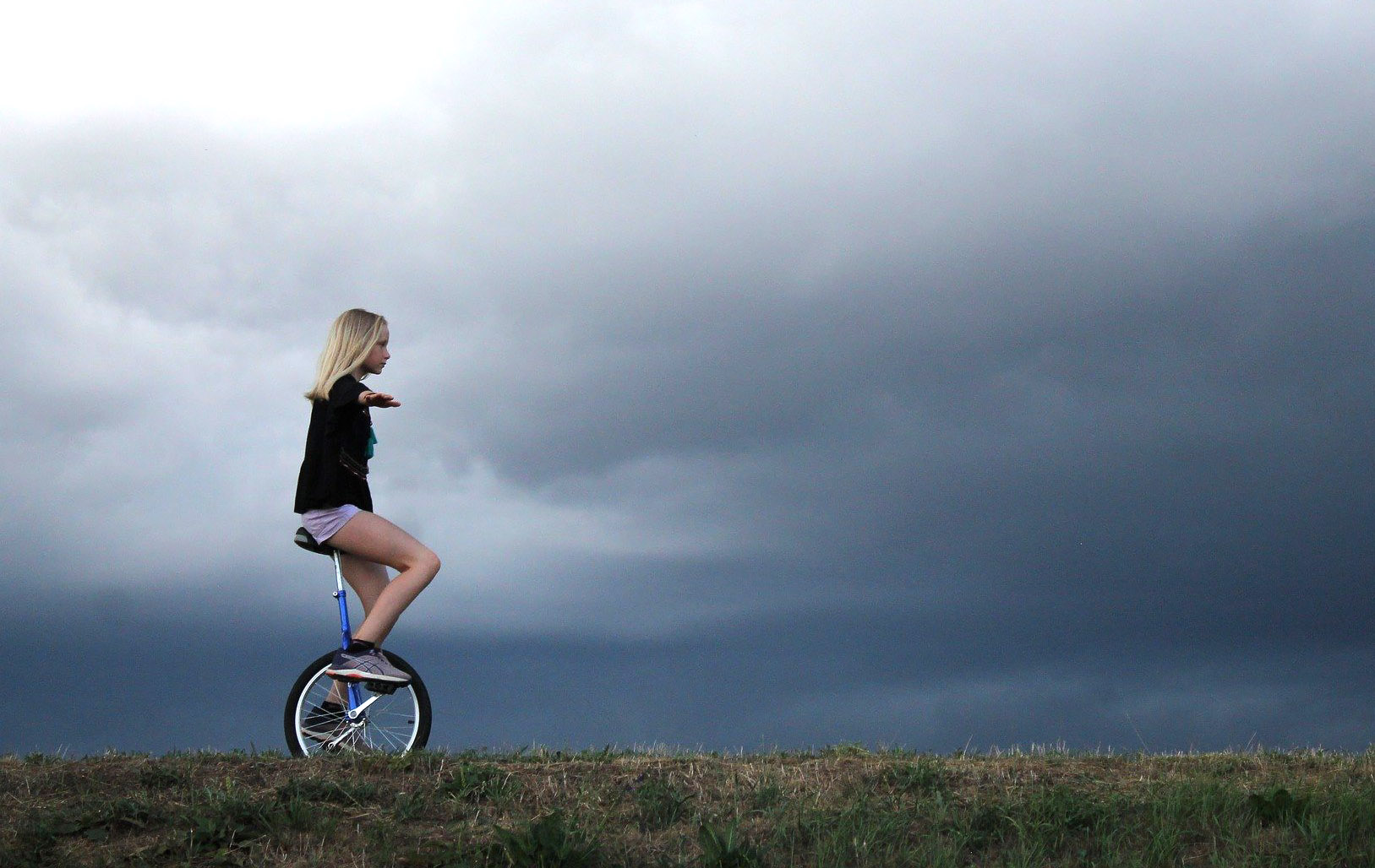 fille sur un vélo mono-cycle