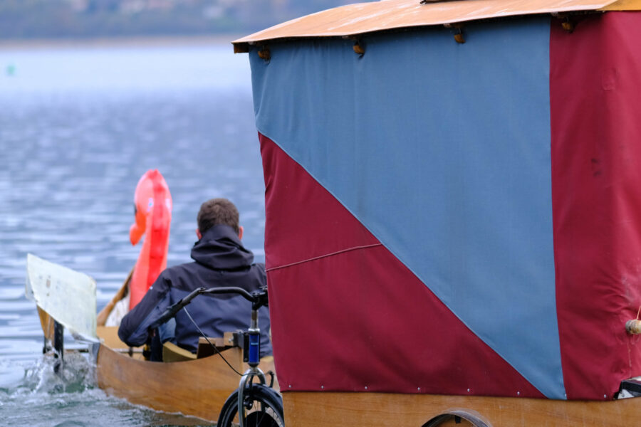 Premiers tours de roue dans l'eau pour Félix et son vélo-canoë-roulotte