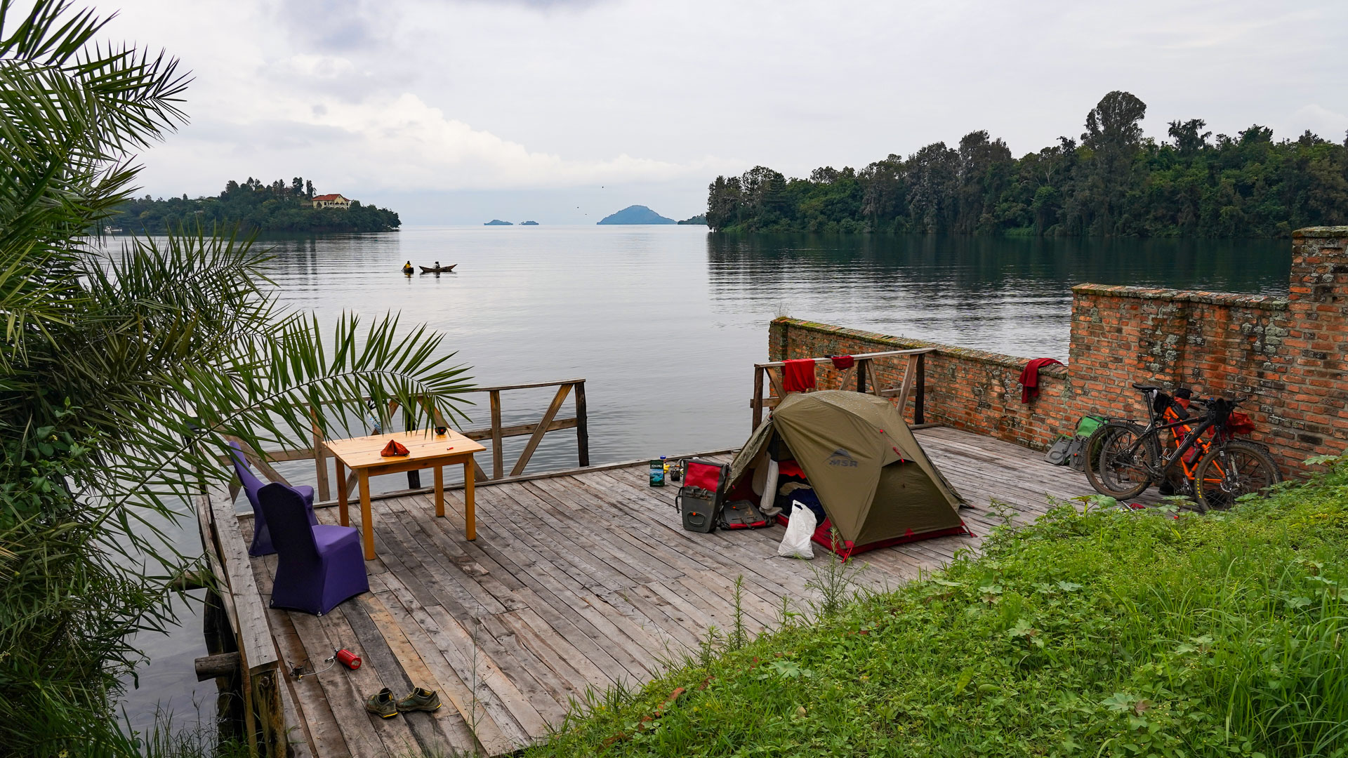 bivouac au bord du lac Kivu au Rwanda