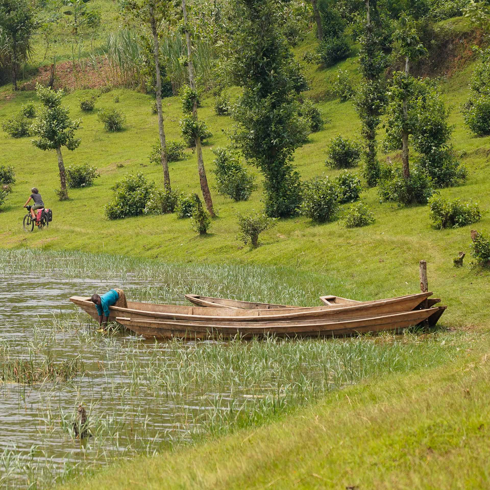 Barques au bord du lac Ruhengeri