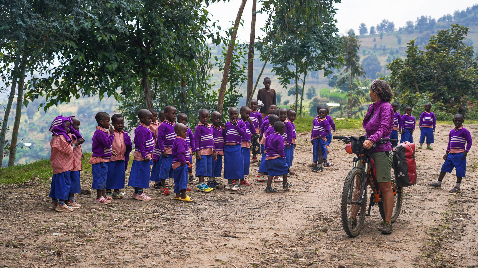Rwanda, rencontre à vélo avec une classe de petits écoliers