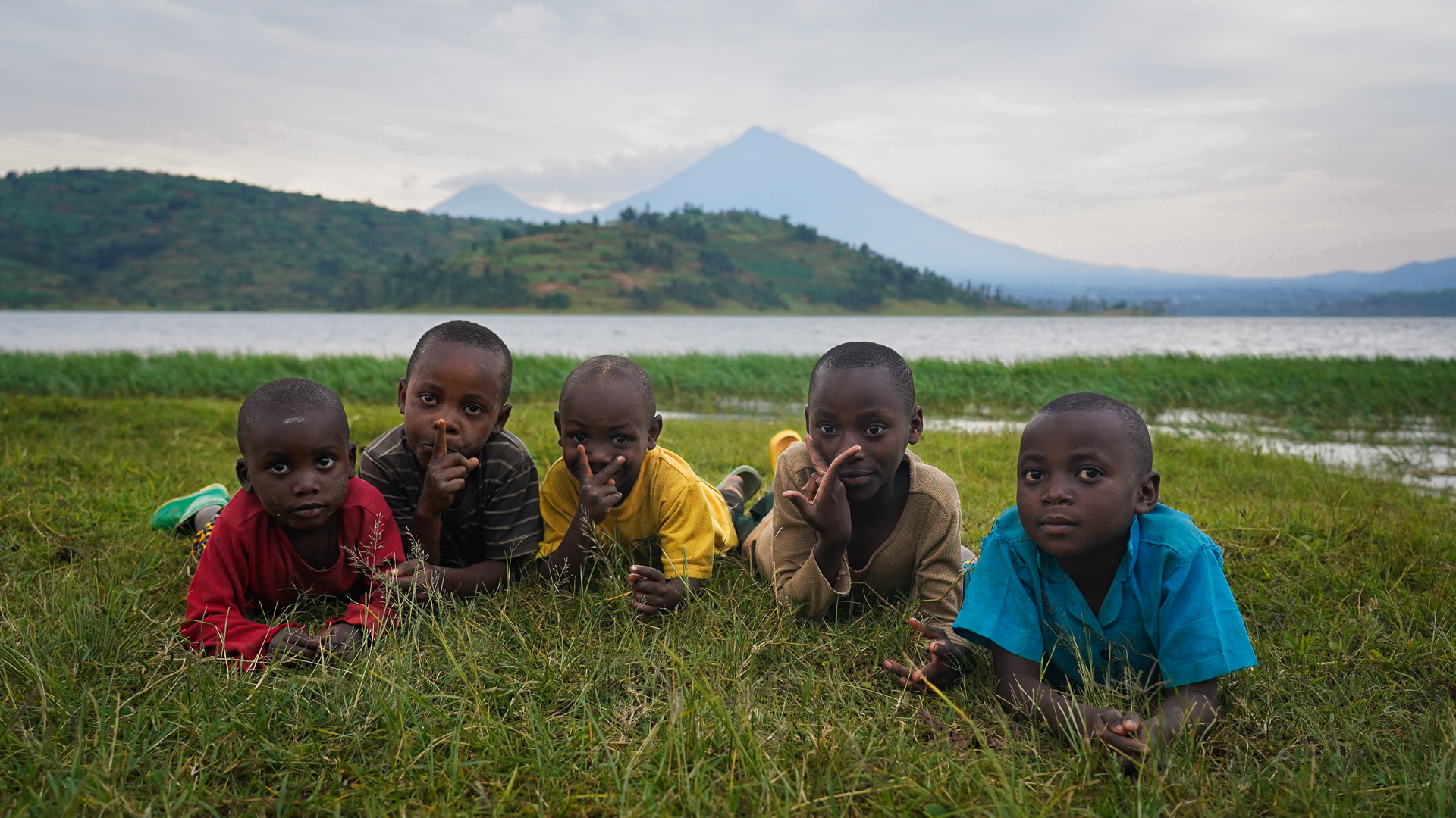 Enfants prenant la pose devant le lac Ruhondo au Rwanda
