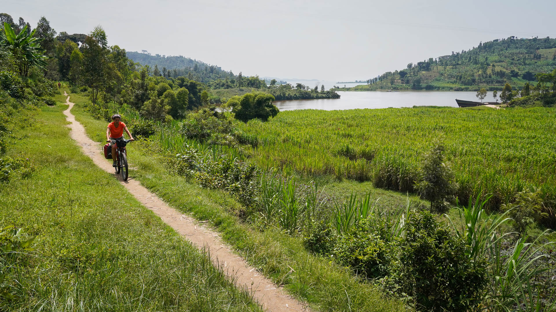 vélo sur les rives du lac Kiva au Rwanda
