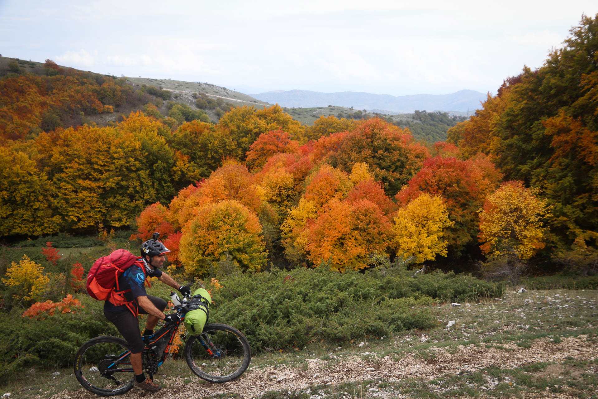 vététiste dans les Abruzzes dans le parc de la Majella