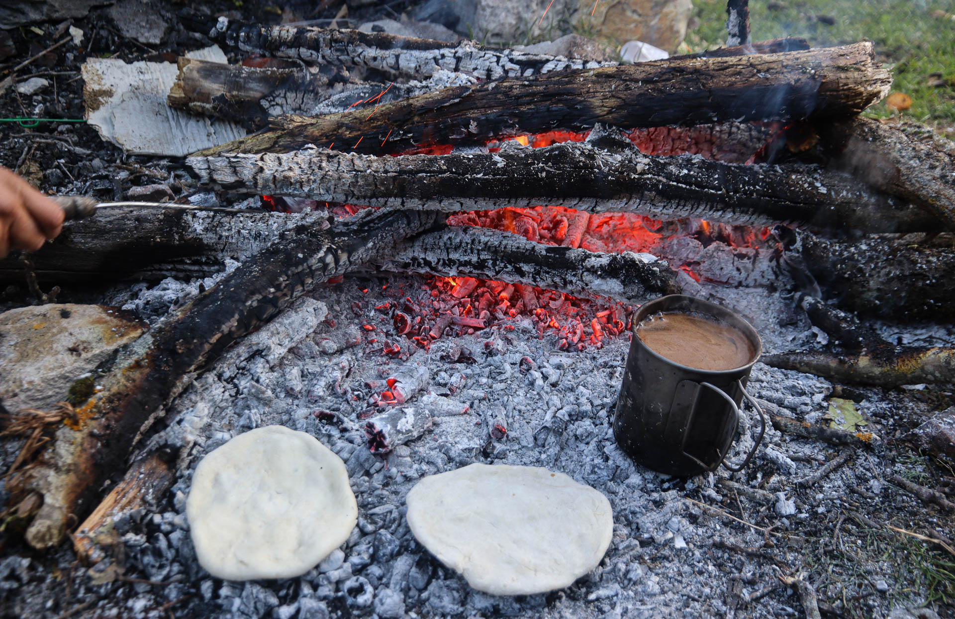 café et chapati préparés au feu de bois