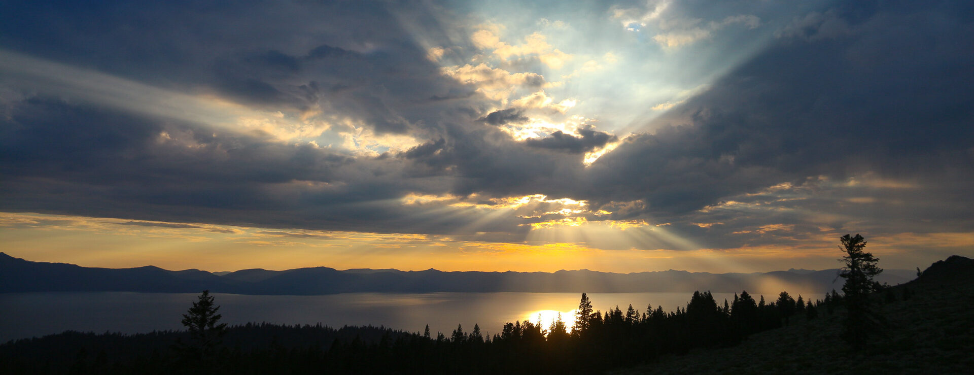 Effet de lumière dans les nuages au-dessus du lac Tahoe