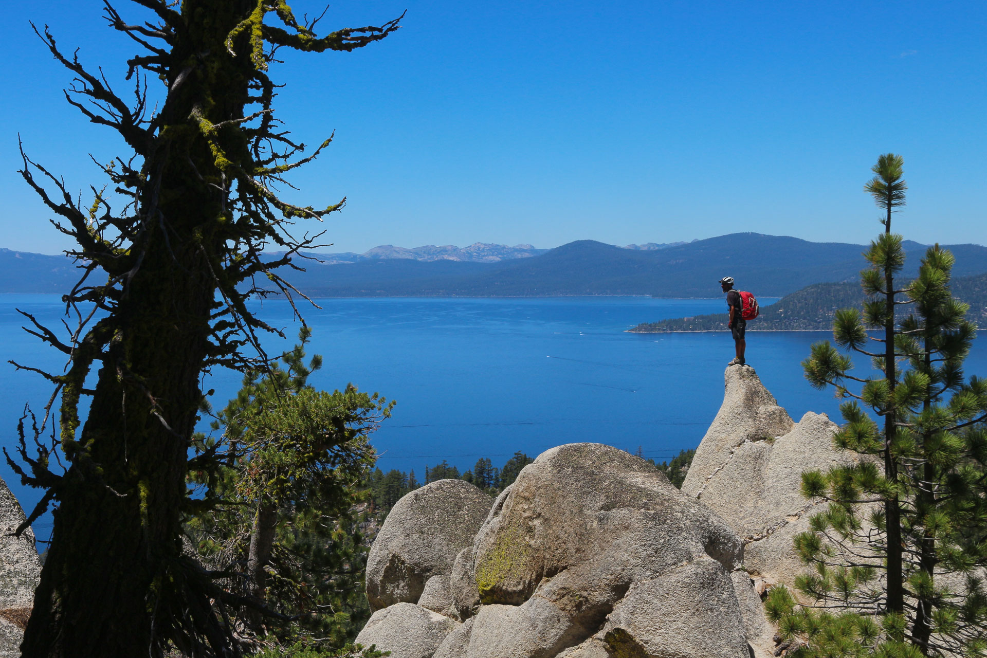 Un vététiste contemple le lac Tahoe en Californie
