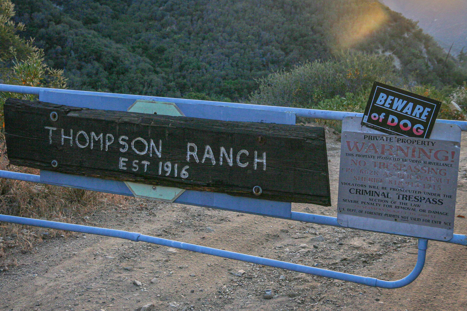 Barrière de ranch interdisant l'accès en Californie