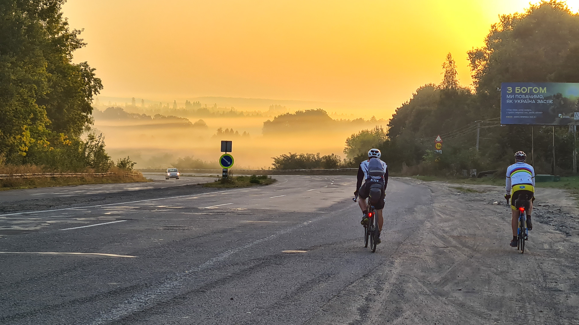 2 vélos pédalant en Ukraine
