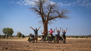 famille Billard à vélo posant devant un baobab