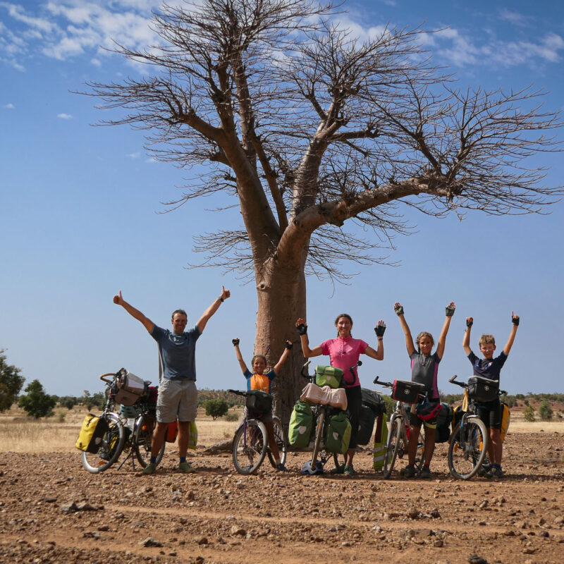 famille Billard à vélo posant devant un baobab