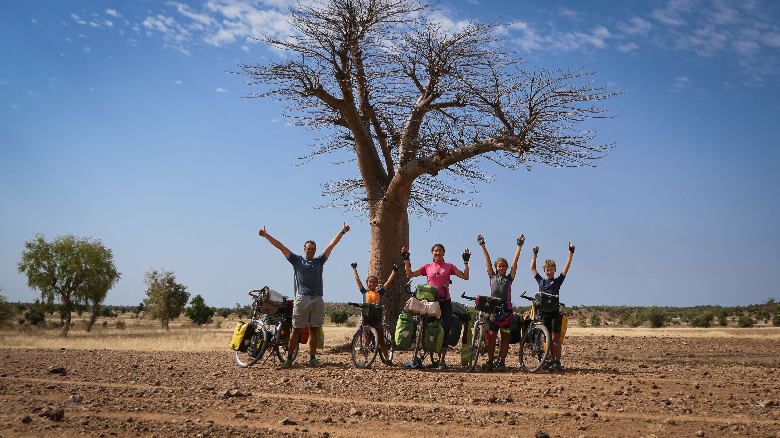 famille Billard à vélo posant devant un baobab