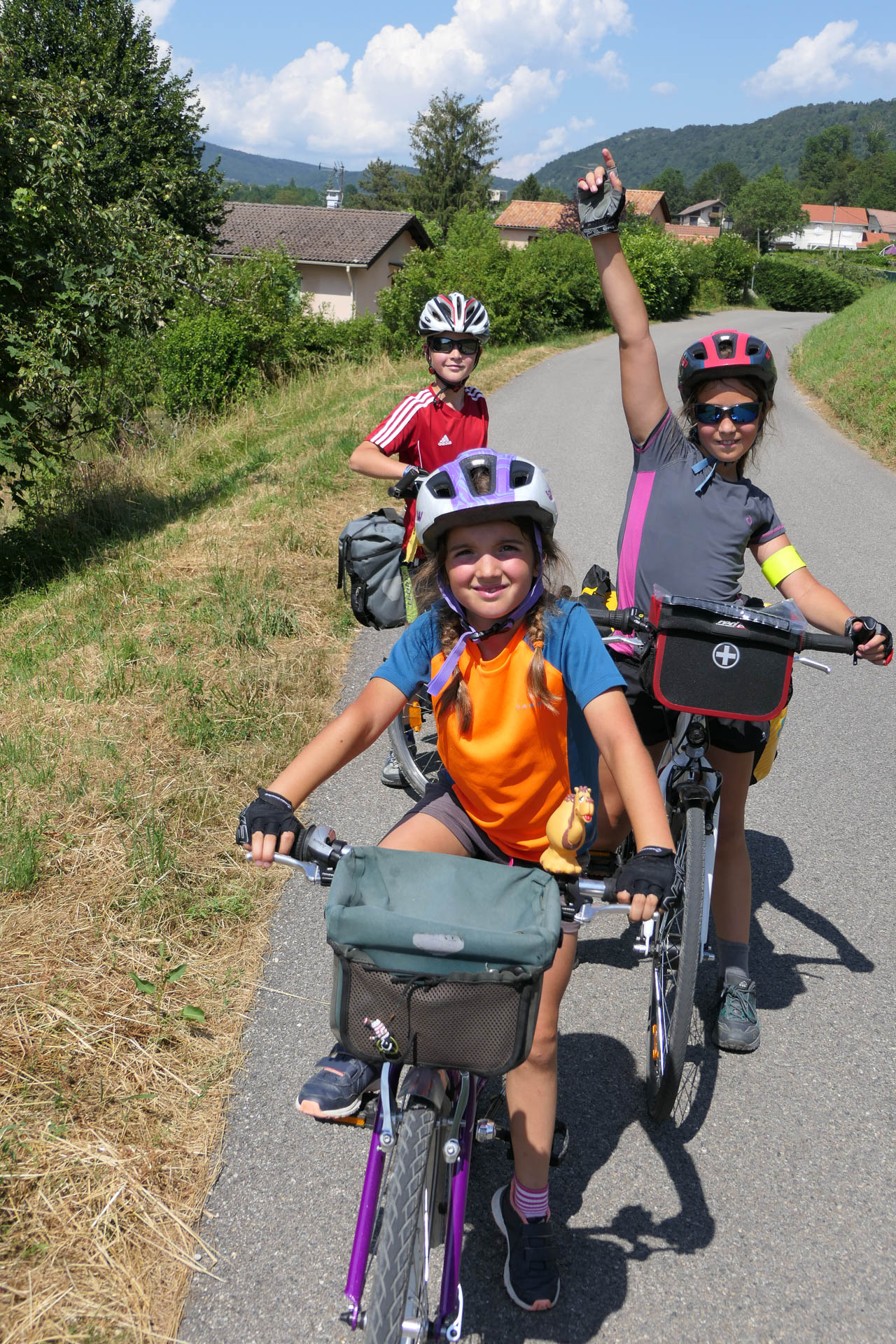 enfants à vélo joyeux
