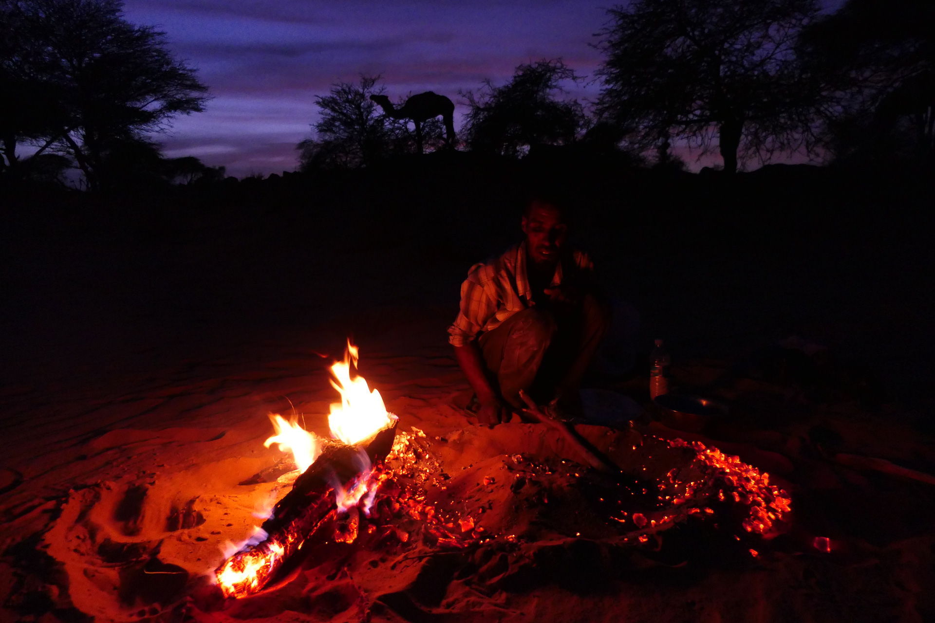 préparation du pain cuit dans le sable du désert