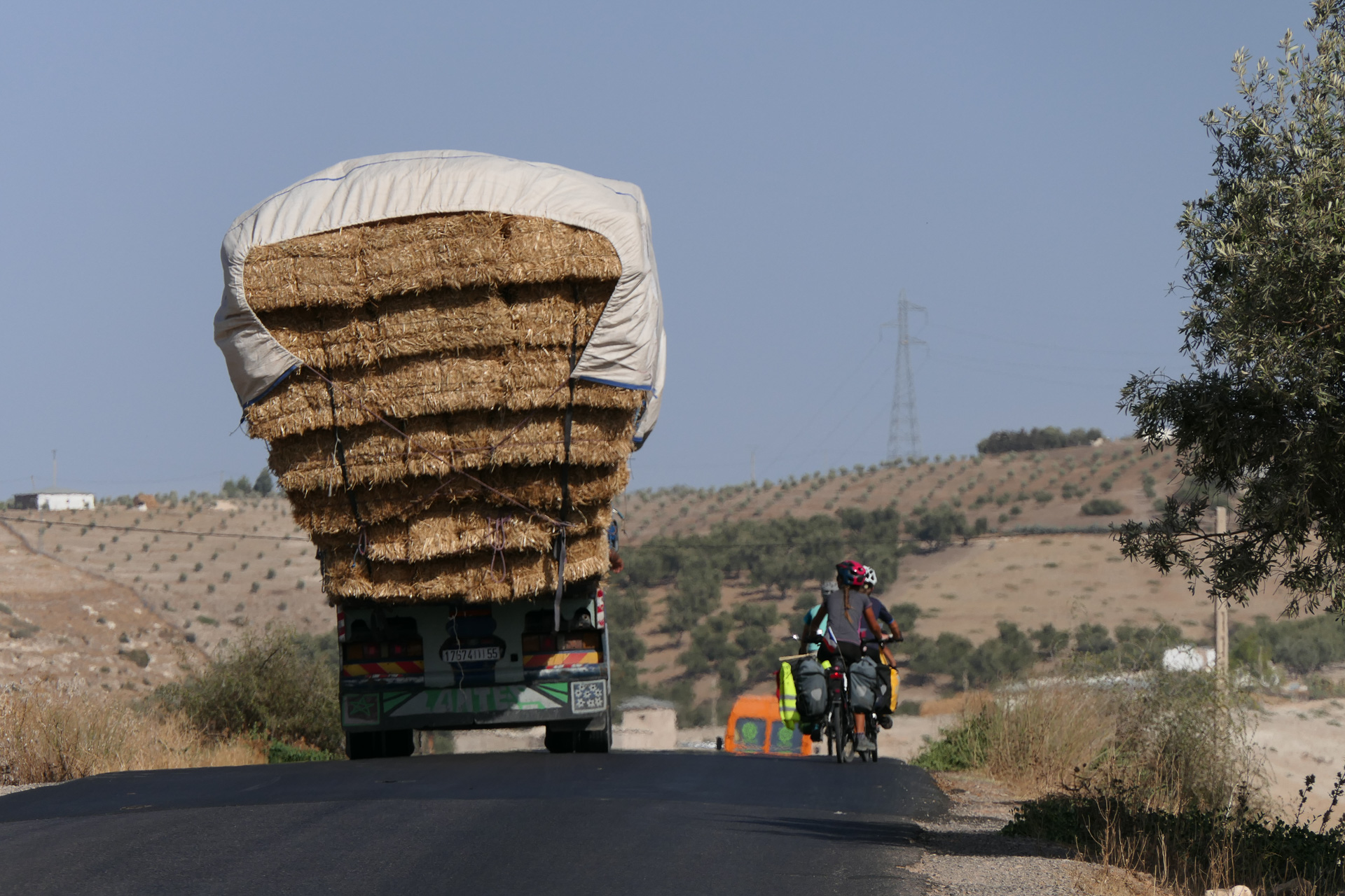 camion de paille impressionnant au Maroc