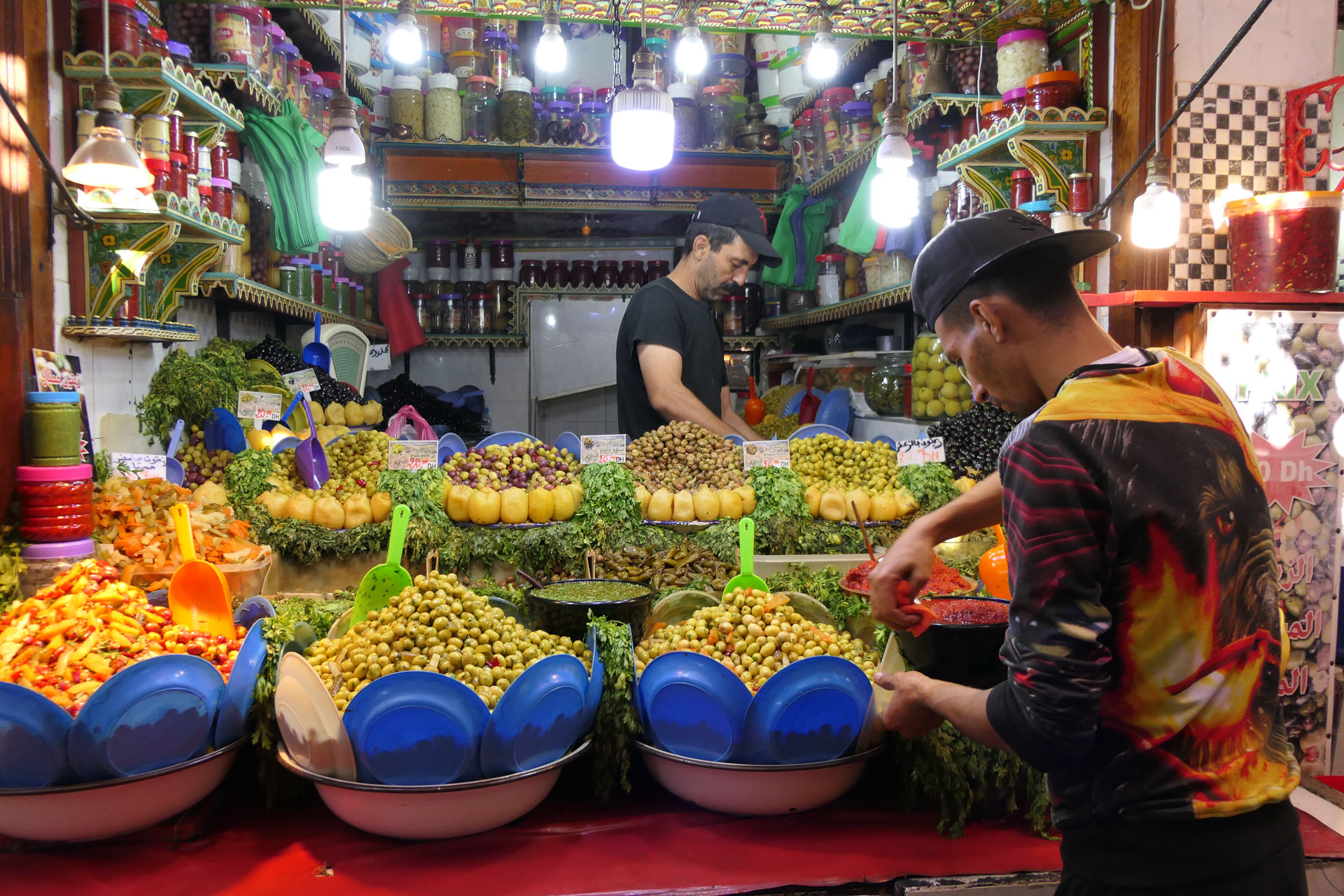 élégant stand d'olives au Maroc