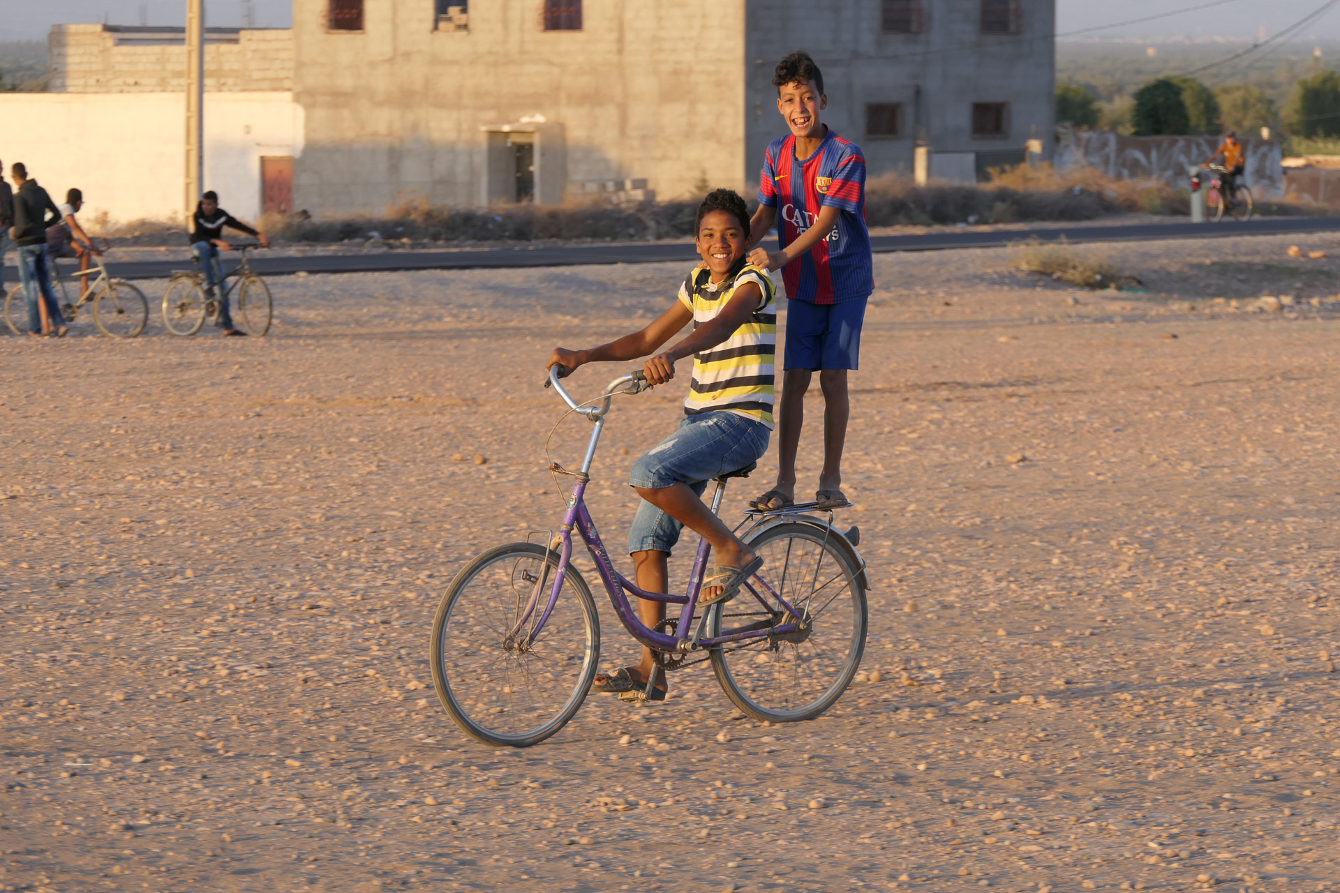 2 enfants sur un vélo au Maroc