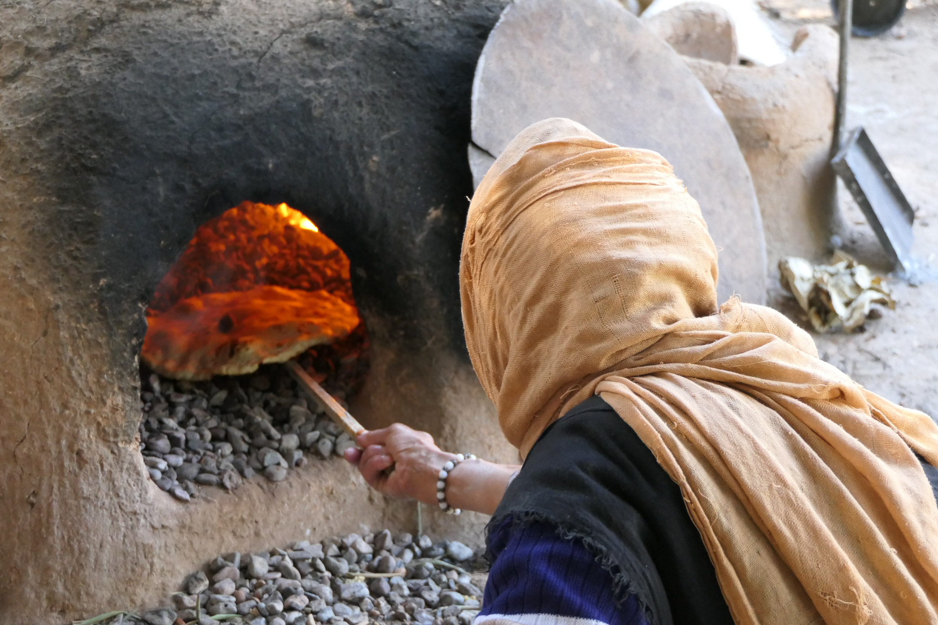 cuisson du pain dans un four en terre