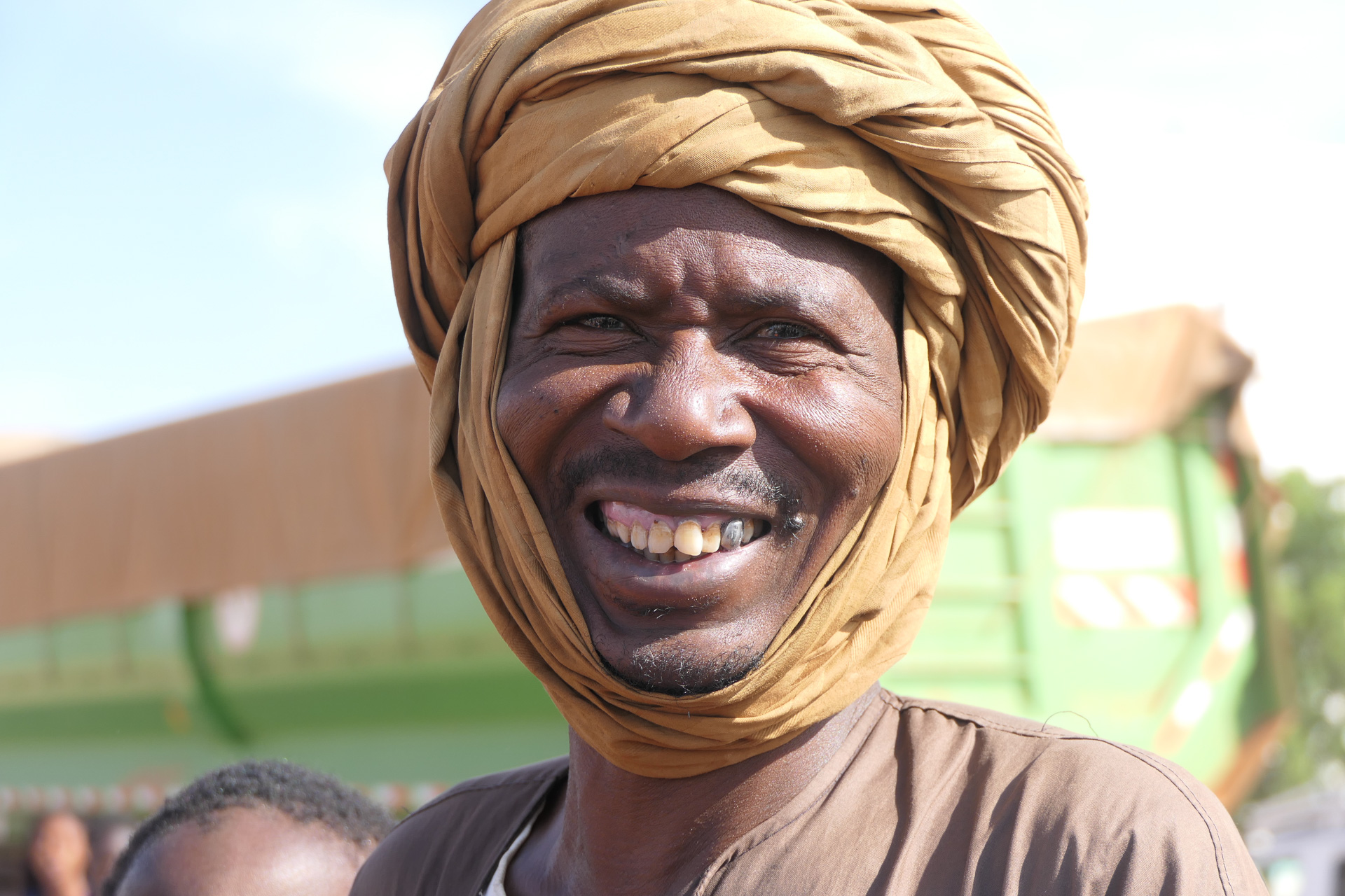Portrait d'un homme joyeux avec un chèche au Sénégal