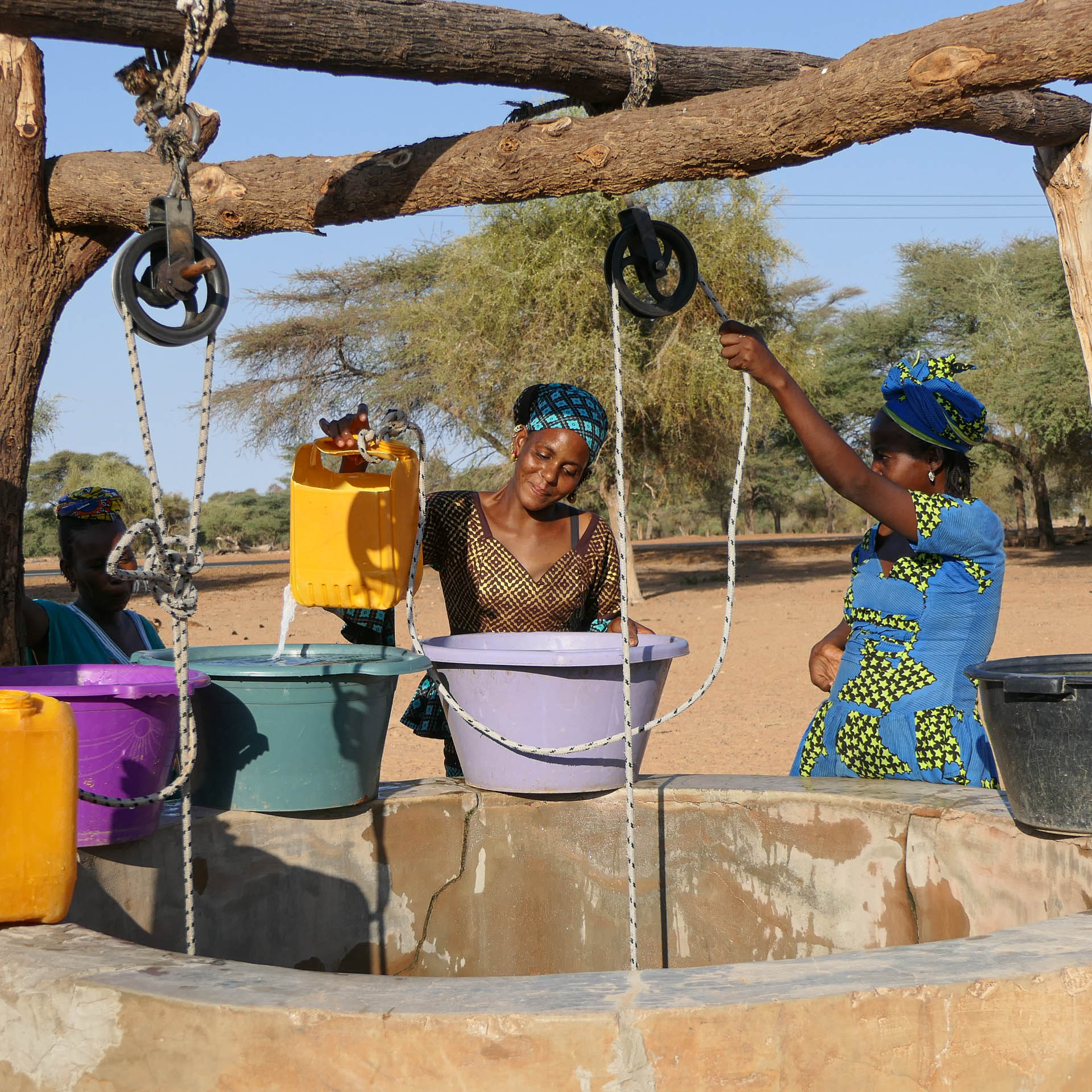 femmes au puits au Sénégal