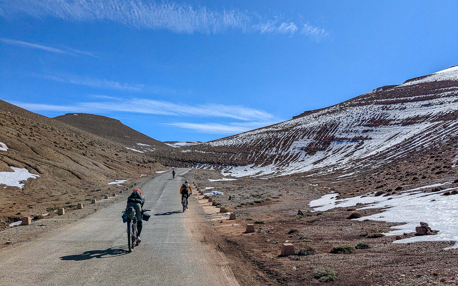 cyclistes dans un col de montagne sur l'Atlas Mountain Race