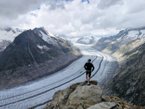 cycliste admirant le glacier du Rhône en Suisse