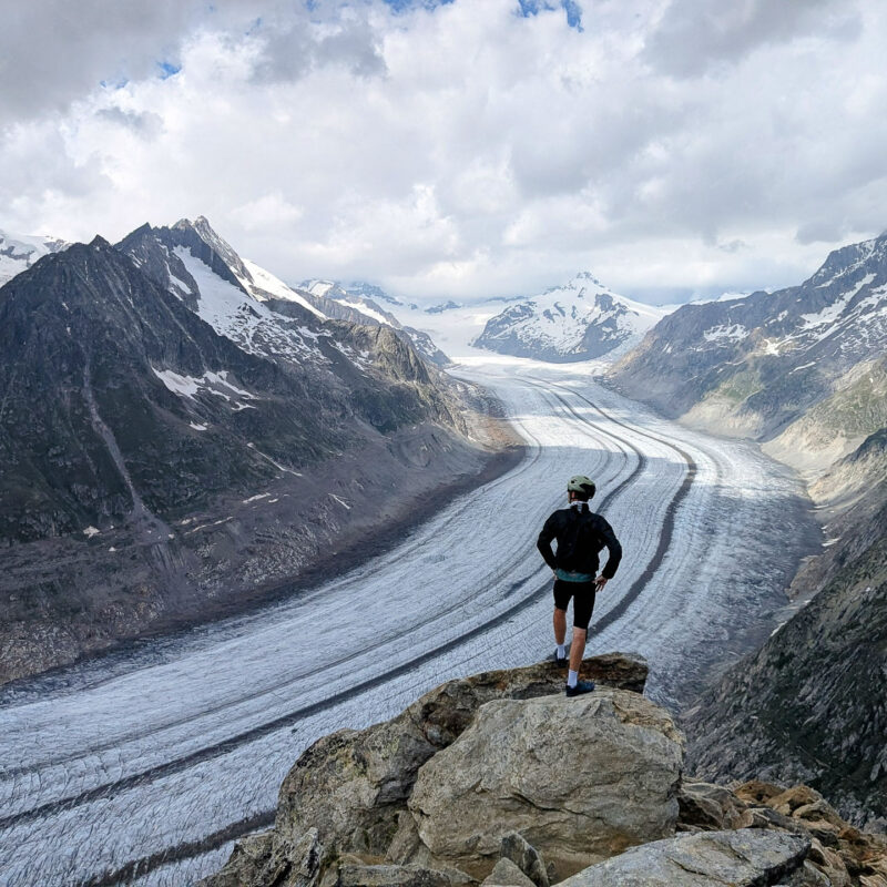 cycliste admirant le glacier du Rhône en Suisse