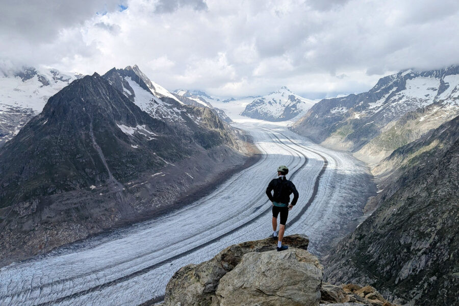 cycliste admirant le glacier du Rhône en Suisse