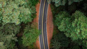 Avenue des Géants avec un vélo vue de drone
