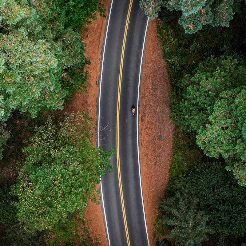 Avenue des Géants avec un vélo vue de drone
