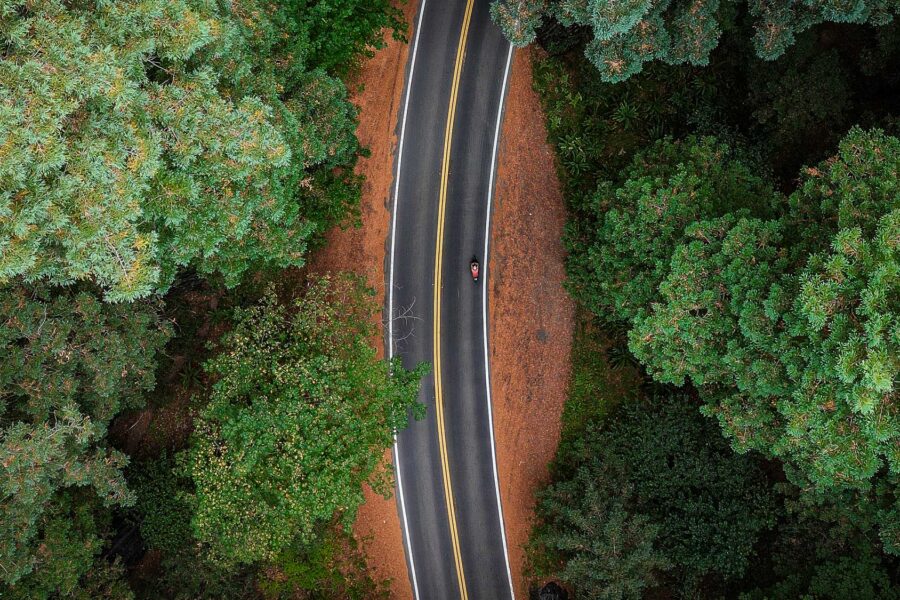 Avenue des Géants avec un vélo vue de drone