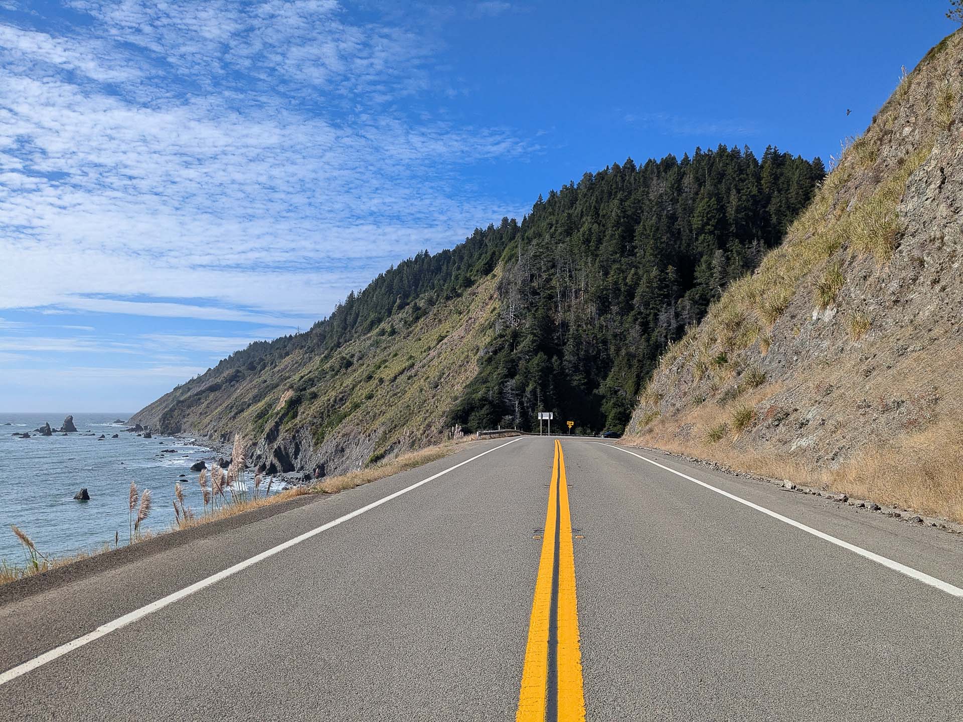Dernier virage sur le Route 1 avant l'entrée dans les forêts de séquoias géants, Jour 3